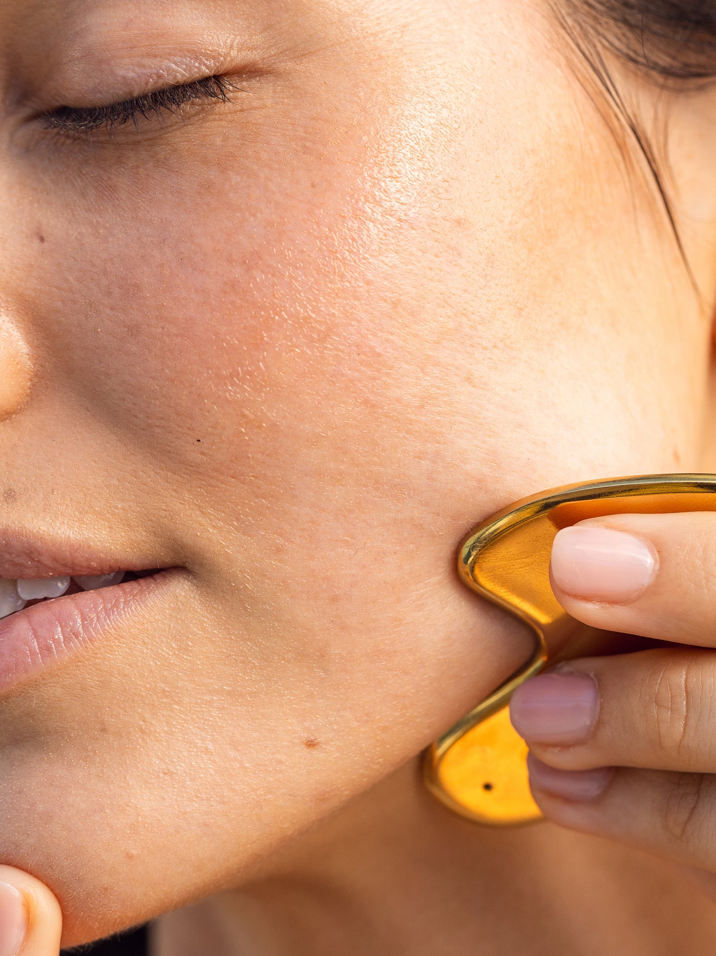 Face Oil and Gua Sha Duo | Model Image | Uncommon Beauty