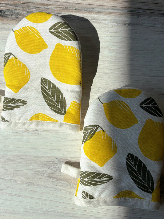 Lemon Mini Oven Mitt (Set of 2) | Lifestyle Image | Uncommon Lifestyle