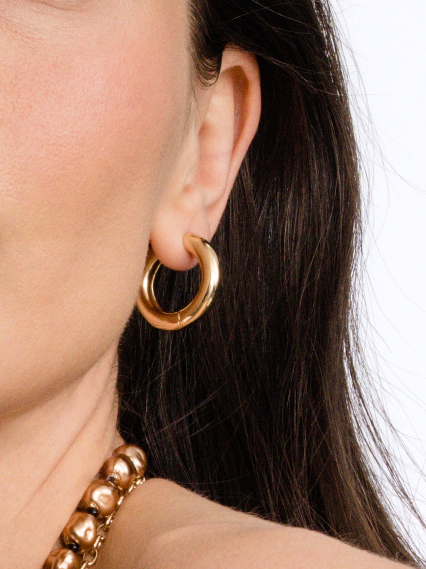Pisa Hoop Earrings | Gold L | Model Image | Uncommon James